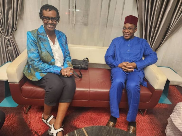 Yaoundé 17 juillet 2023 - La Directrice Exécutive de l'ONUSIDA Winnie Byanyima et le ministre de la Santé Publique Manaouda Malachie